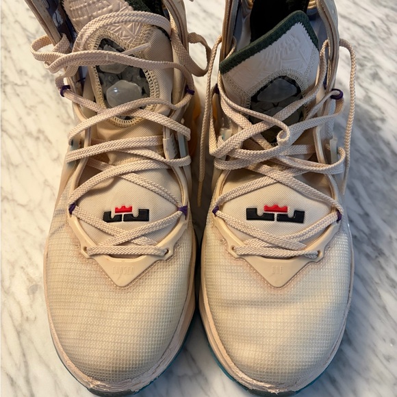 Men’s Nike LeBron 19 Minneapolis Lakers Sneakers - Picture 2 of 4